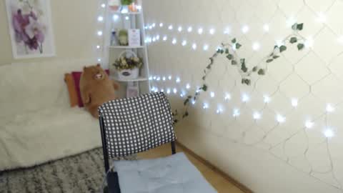 Snapshot of missmelons_ chatting on December 8, 3:35 pm Li  online show from December 8, 3:35 pm