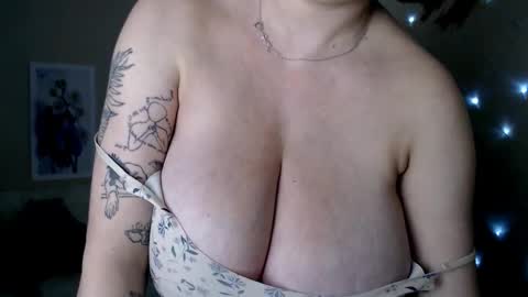 Snapshot of missmelons_ chatting on December 14, 5:25 pm Li  online show from December 14, 5:25 pm