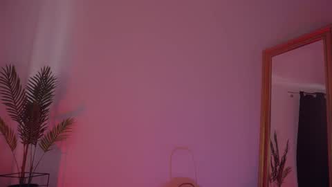 LUXXANDRA online show from February 25, 11:30 am