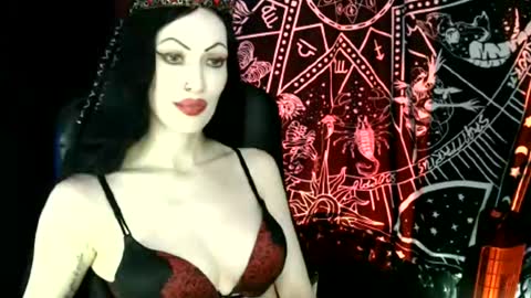 Snapshot of missmoondoll chatting on April 26, 4:43 am MissMoonDoll online show from April 26, 4:43 am