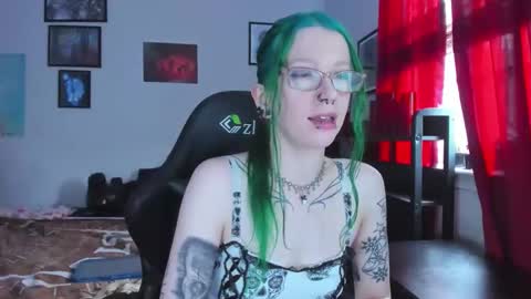 Snapshot of missnikkivill chatting on May 27, 6:27 pm Mistress Nikki Vill online show from May 27, 6:27 pm