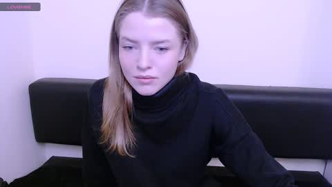 Snapshot of missoliviaa_ chatting on December 11, 9:19 am Olivia online show from December 11, 9:19 am