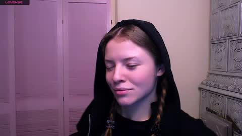 Snapshot of missoliviaa_ chatting on December 21, 12:16 pm Olivia online show from December 21, 12:16 pm