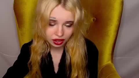 Snapshot of missslola chatting on October 21, 2:40 pm Misss Lola Angel online show from October 21, 2:40 pm