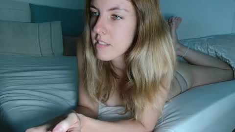 Snapshot of missxmonique chatting on March 2, 3:52 am Monique online show from March 2, 3:52 am