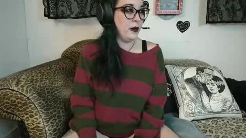 Snapshot of missy_dee chatting on February 19, 8:43 am Missy Dee online show from February 19, 8:43 am