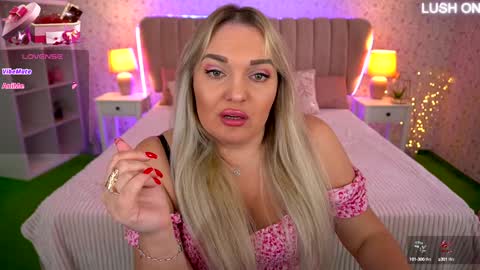 Snapshot of missyymartinezz chatting on December 20, 9:32 am Amely online show from December 20, 9:32 am