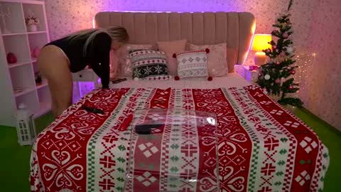 Snapshot of missyymartinezz chatting on December 24, 12:00 pm Amely online show from December 24, 12:00 pm