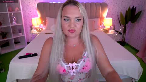 Snapshot of missyymartinezz chatting on September 17, 2:19 pm Amely online show from September 17, 2:19 pm