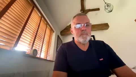 Snapshot of misterblivs chatting on November 19, 1:33 pm Misterblivs online show from November 19, 1:33 pm