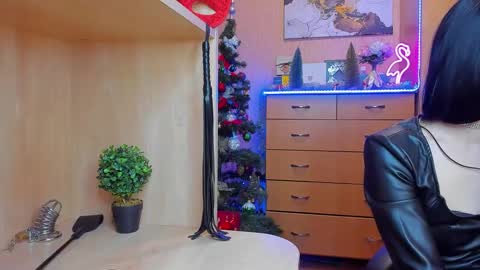 Snapshot of mistress_kristi chatting on December 24, 11:22 pm Mistress Kristi online show from December 24, 11:22 pm