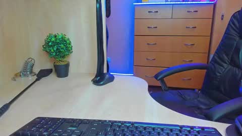 Snapshot of mistress_kristi chatting on March 3, 9:15 pm Mistress Kristi online show from March 3, 9:15 pm
