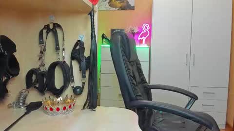 Snapshot of mistress_kristi chatting on October 9, 7:56 pm Mistress Kristi online show from October 9, 7:56 pm