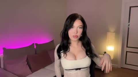 Mia online show from December 4, 8:17 pm