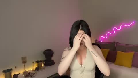 Snapshot of mistress_of_hearts chatting on May 14, 8:15 pm Mia online show from May 14, 8:15 pm