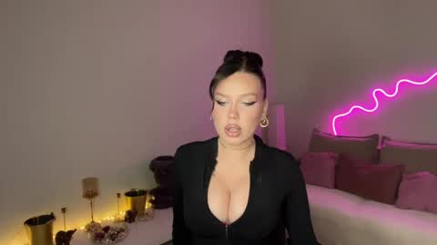 Snapshot of mistress_of_hearts chatting on May 18, 7:09 pm Mia online show from May 18, 7:09 pm