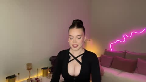 Snapshot of mistress_of_hearts chatting on June 13, 12:36 pm Mia online show from June 13, 12:36 pm