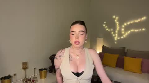 Mia online show from June 30, 1:12 pm
