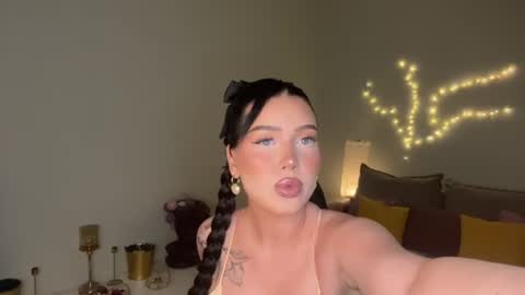 Mia online show from July 11, 2:09 pm