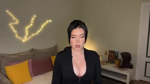 Mia online show from July 16, 2:01 pm
