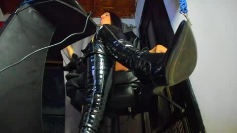 Snapshot of mistressanna_ chatting on May 8, 12:49 am Mistress Anna Alves online show from May 8, 12:49 am