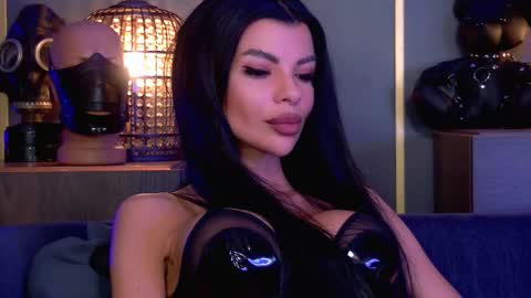 Elenia online show from March 18, 1:58 pm