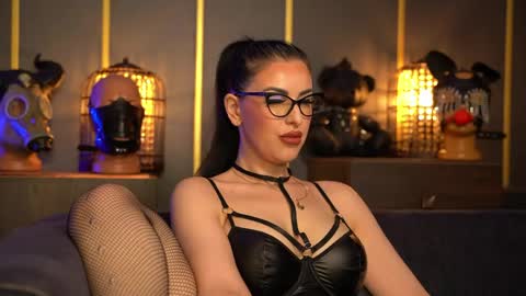 Snapshot of mistresskellykent chatting on May 1, 7:40 pm Mistress Kelly online show from May 1, 7:40 pm