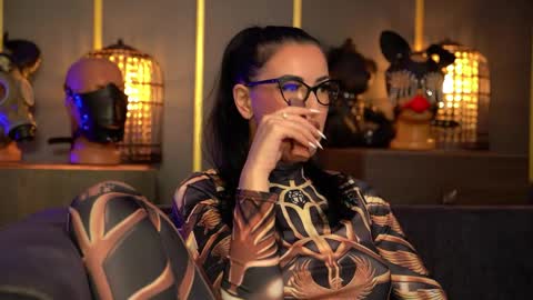 Snapshot of mistresskellykent chatting on May 28, 10:18 pm Mistress Kelly online show from May 28, 10:18 pm