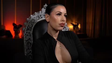 Snapshot of mistresskellykent chatting on July 24, 11:14 pm Mistress Kelly online show from July 24, 11:14 pm