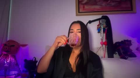 Snapshot of mistresslavinia_ chatting on December 18, 1:50 pm only mistresslavinia oficial online show from December 18, 1:50 pm