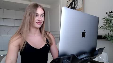 mistressuniverse online show from April 13, 9:15 am