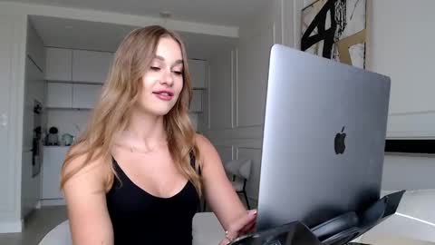 mistressuniverse online show from June 4, 10:43 am