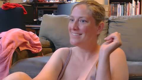 Snapshot of mistymountains96 chatting on June 8, 10:54 pm Misty Mountains online show from June 8, 10:54 pm