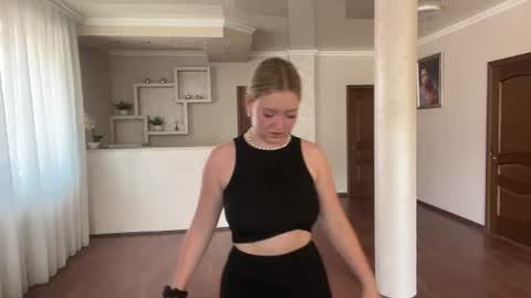 Snapshot of mitzihinajosa chatting on July 24, 8:12 am Mia online show from July 24, 8:12 am