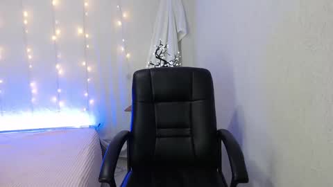 Snapshot of mixie_cute chatting on December 2, 1:58 am mixie_cute online show from December 2, 1:58 am