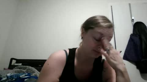 Snapshot of miztrezk chatting on December 23, 3:26 am miztrezk online show from December 23, 3:26 am