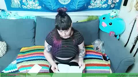 Elizabxth Fields online show from November 10, 4:44 am