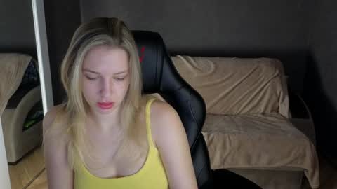 Snapshot of mmm_banana chatting on December 2, 7:47 am Lili online show from December 2, 7:47 am