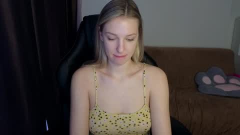 Snapshot of mmm_banana chatting on December 9, 9:49 am Lili online show from December 9, 9:49 am