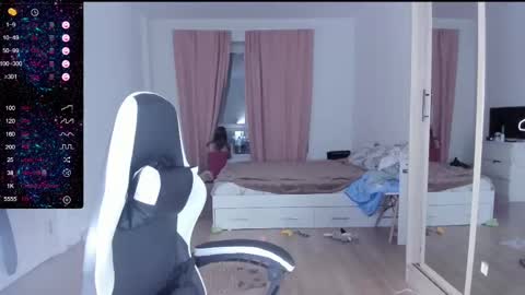 Snapshot of mmm_banana chatting on March 12, 4:46 pm Lili online show from March 12, 4:46 pm