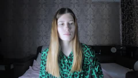Snapshot of mmm_banana chatting on October 8, 9:40 am Lili online show from October 8, 9:40 am