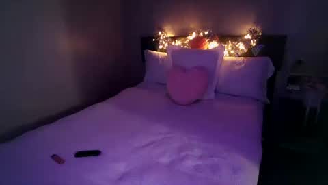 Snapshot of mmmmmwah chatting on February 7, 6:50 am Angel online show from February 7, 6:50 am