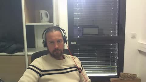 Snapshot of moi9876543210 chatting on November 17, 11:05 am Julien online show from November 17, 11:05 am