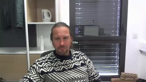 Snapshot of moi9876543210 chatting on November 25, 11:32 am Julien online show from November 25, 11:32 am