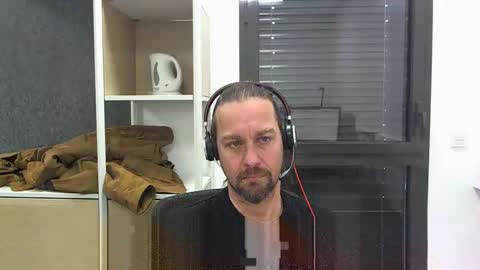 Snapshot of moi9876543210 chatting on February 5, 11:04 am Julien online show from February 5, 11:04 am