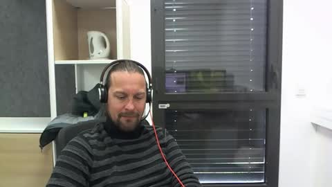 Snapshot of moi9876543210 chatting on March 3, 11:16 am Julien online show from March 3, 11:16 am
