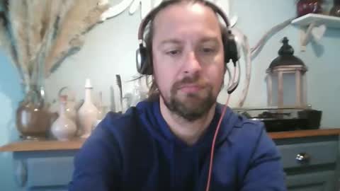 Snapshot of moi9876543210 chatting on March 5, 9:05 am Julien online show from March 5, 9:05 am