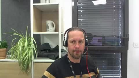 Snapshot of moi9876543210 chatting on March 12, 11:16 am Julien online show from March 12, 11:16 am