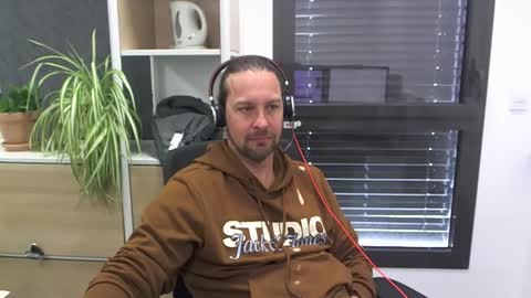 Snapshot of moi9876543210 chatting on March 13, 11:39 am Julien online show from March 13, 11:39 am