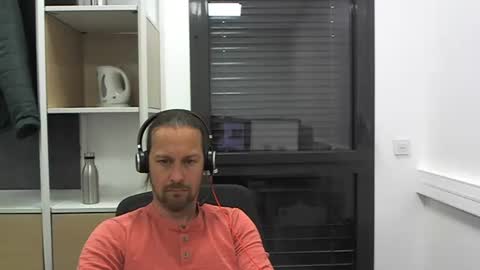 Snapshot of moi9876543210 chatting on May 4, 10:22 am Julien online show from May 4, 10:22 am